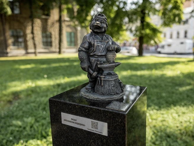 Здесь можно найти фигурку «Медведика-чеканщика» — одну из серии небольших скульптур, установленных на разных улицах Ярославля | Источник: Александр Куренной / 76.RU