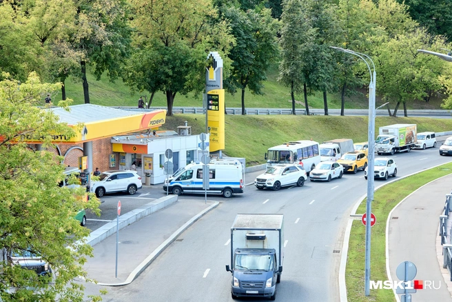 В длинной веренице пестрели машины такси, люксовые BMW и Mercedes, затесались и полицейский «бобик» и старенький автобус | Источник: Дмитрий Толстошеев / MSK1.RU
