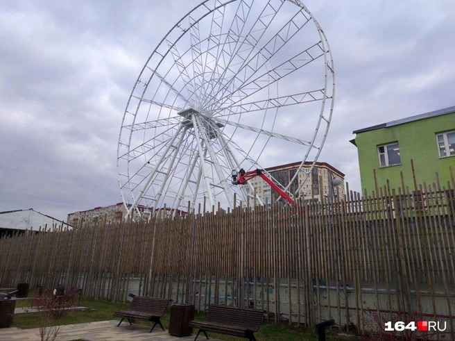 Саратовцы видят колесо обозрения сегодня без кабинок | Источник: читатель 164.RU