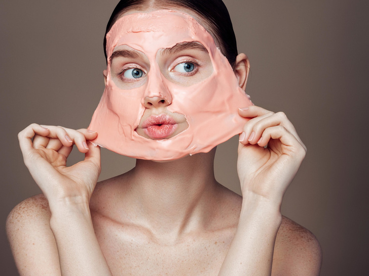 Почему на самом деле нельзя спать с макияжем на лице (и что делать, если это произошло)