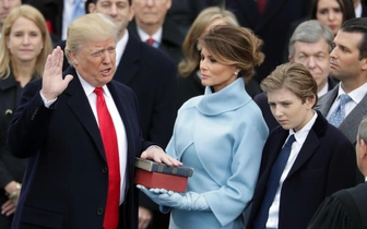 Трамп заработал $300000 на продажах Библии со своим автографом. Чем эти книги отличаются от канонических?