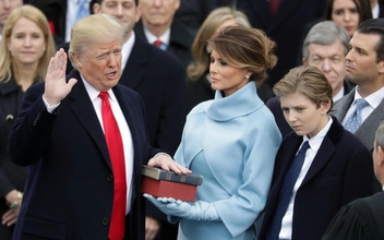 Трамп заработал $300000 на продажах Библии со своим автографом. Чем эти книги отличаются от канонических?