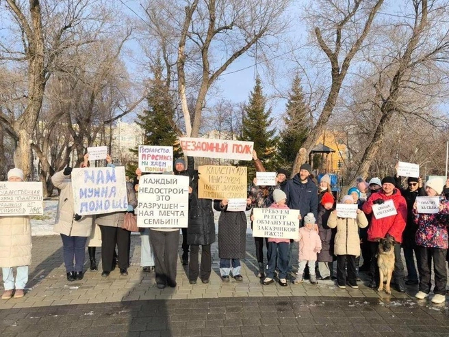 Активисты устраивали пикеты, чтобы добиться решения своих жилищных проблем | Источник: Асия Саитова