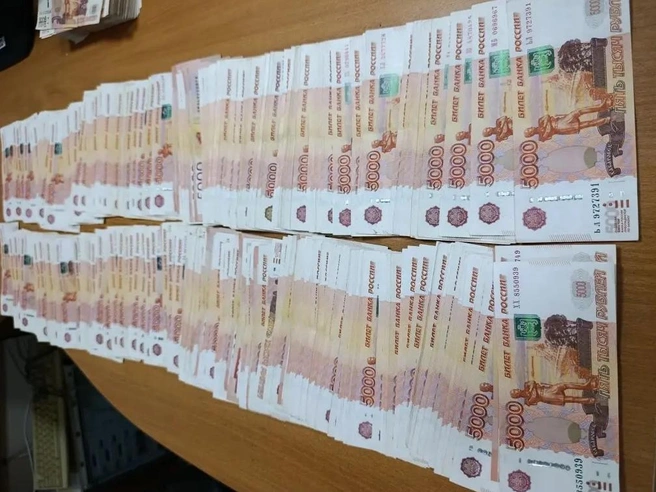 В багаже иностранца таможенники обнаружили почти 3 миллиона рублей. | Источник: Сибирское таможенное управление
