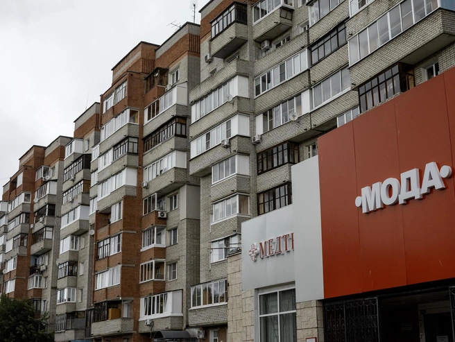 Напротив завода жилой дом № 64 | Источник: Александр Куренной / 76.RU