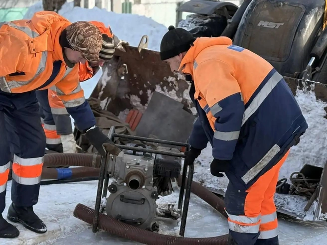 Коммунальщики уже устраняют аварию | Источник: Росводоканал Воронеж / T.me
