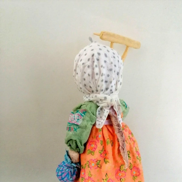 У Прасковьюшки разноцветный сарафан | Источник: «ELKA_VATA» Авторская елочная игрушка / Vk.com