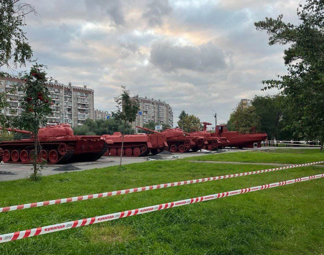 В 2024 году экспонаты неожиданно стали ярко-розовыми. В мэрии объяснили, что это промежуточный этап реставрационных работ | Источник: Администрация Челябинска