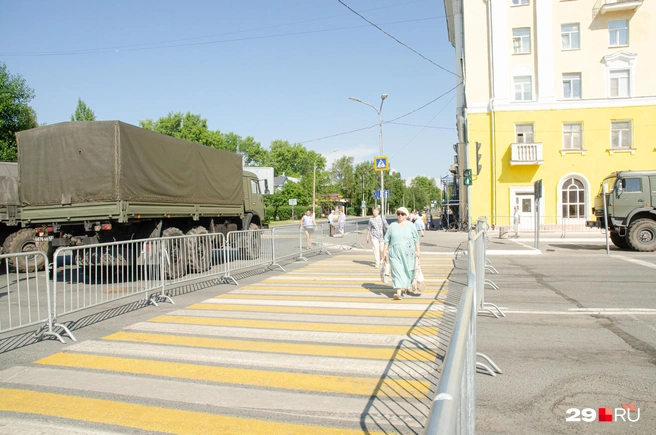Площадь перекрыли военными грузовиками  | Источник: Александр Тонких / 29.RU