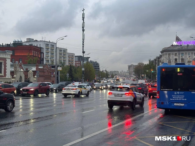 «Просто намертво всё стоит». Центр Москвы сковали километровые пробки — водители жалуются на перекрытия | Источник: Иван Гусаров / MSK1.RU