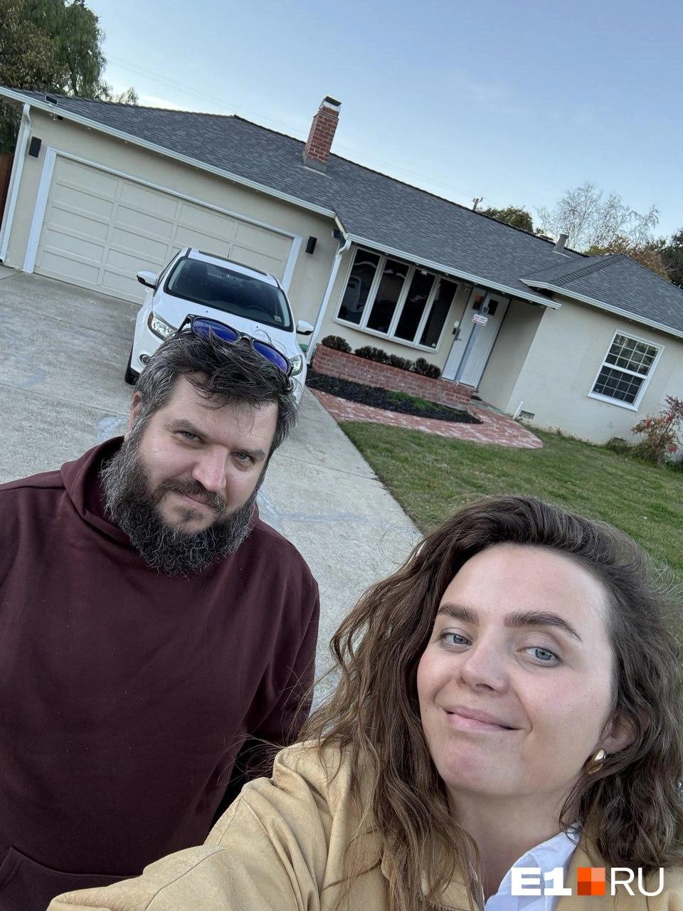 Семья старается путешествовать. Вот, например, они на фоне дома Стива Джобса | Источник: Олег Иванов