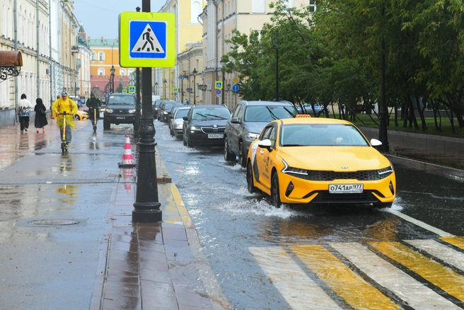 Вызвать такси в ливень сложнее | Источник: Артем Устюжанин