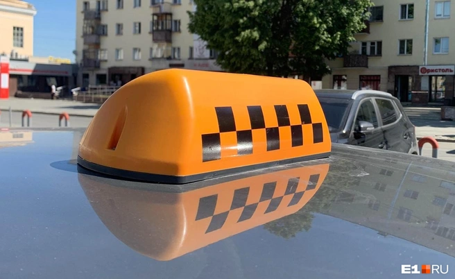 В Екатеринбурге таксист ударил клиентку, которую отказался везти из-за дешевого заказа | Источник: Роман Марьяненко / E1.RU