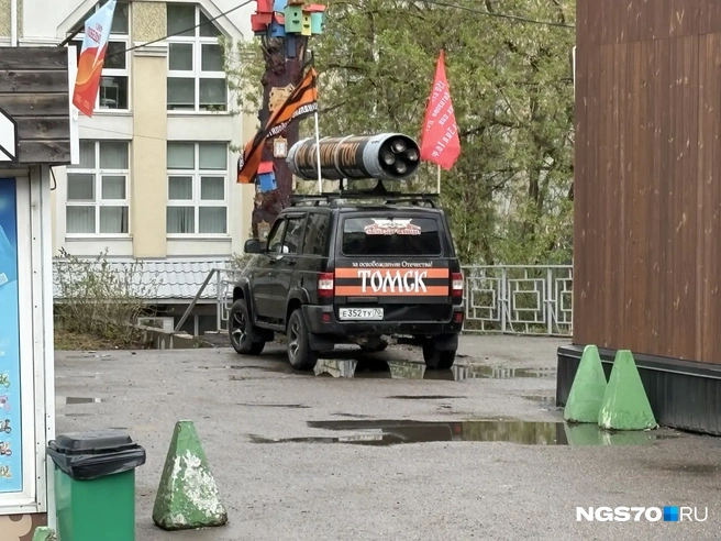 Один из томичей приделал к крыше своей машины муляж ракеты с надписью «На Вашингтон» | Источник: Маша Лобанова / NGS70.RU