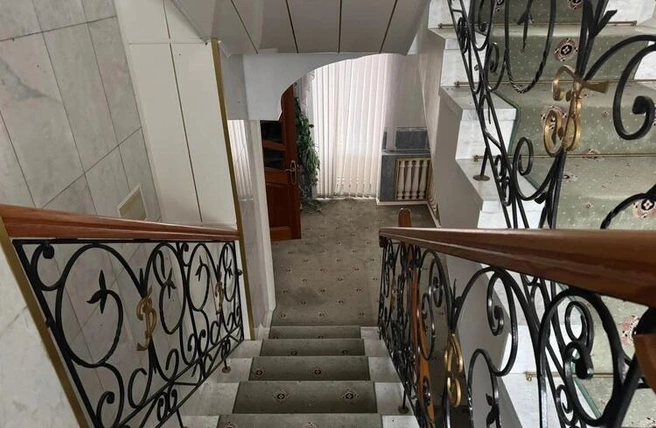 Мраморные лестницы с вензелями не привлекли инвесторов | Источник: nspd.gov.ru