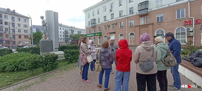 Экскурсанты собрались у памятника Коле Мяготину | Источник: Анна Сарапульцева /45.RU