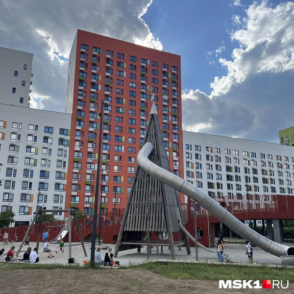 Типовые многоэтажки комфорт-класса разрослись рядом с Бутовским лесопарком. Еще 10 лет назад на месте ЖК был пустырь | Источник: Елена Халматова / MSK1.RU