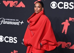И вспыхнет пламя: Сиара в Schiaparelli на красной дорожке MTV Video Music Awards 2025