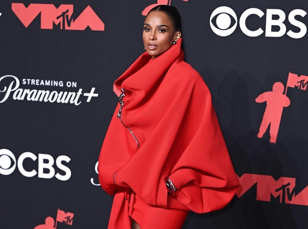 И вспыхнет пламя: Сиара в Schiaparelli на красной дорожке MTV Video Music Awards 2025
