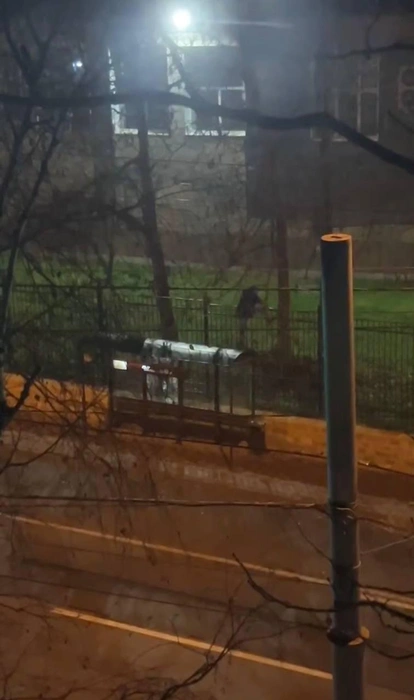 неизвестный мужчина разбил остановку | Источник: ГУ МВД России по Ставропольскому краю