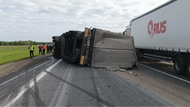Грузовик «Мерседес» от столкновения завалился на правый бок на встречной полосе движения | Источник: из материалов уголовного дела, предоставлено Александром Барашевым
