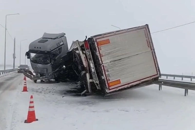 Фура попала в ДТП на трассе М-12 в метель