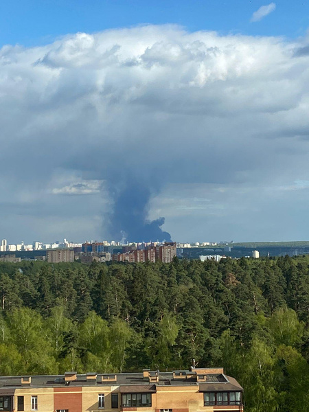 Огромный столб дыма, угроза взрыва. Масштабный пожар на западе Москвы