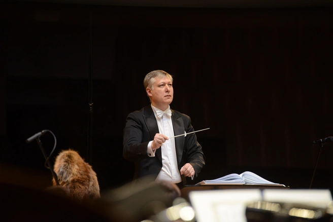Рустам Дильмухаметов придерживается консервативных взглядов в технике исполнения и в этом произведении это сыграло на пользу, так как кантата требовала виртуозности | Источник: Михаил Афанасьев / Новосибирская филармония