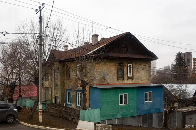 Фото дома в 2021 году и сейчас | Источник: 2ГИС