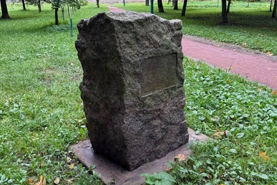 В сквере дуэли Пушкина стоит безымянный памятник