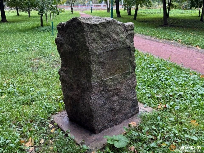«Замечательный монумент! Если вы любите загадки». В сквере, где была дуэль Пушкина, нашли безымянный памятник | Источник: «Фонтанка.ру»