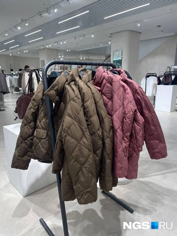 Куртка на пуху с защитой от влаги 15&nbsp;999 рублей | Источник: Алёна Золотухина / NGS.RU 
