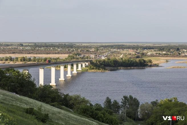 Водители уже готовятся к огромным пробкам на подъездах к мосту | Источник: Константин Завриков / V1.RU