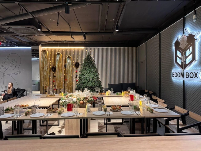 Команда приготовит для вас блюда, привезет их и накроет на стол | Источник: «Фуршет NSK»