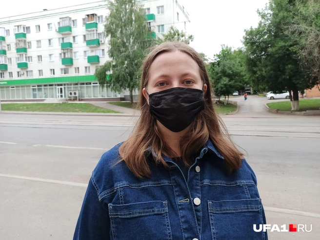 Юлия гуляла по городу с ребенком | Источник: Кристина Иванова