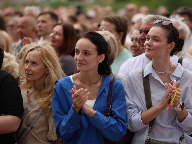 Девушки-зрительницы на выступлении | Источник: Александр Куренной / 76.RU