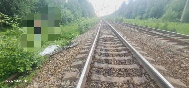 Рядом с телом погибшего после столкновения с поездом мальчика лежит велосипед | Источник: Аварийно-спасательное формирование МКУ «УГЗЭП» / Vk