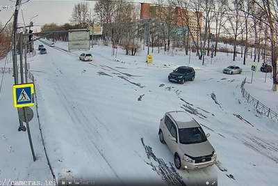 Краснокаменск засыпало снегом: транспорт и связь парализованы