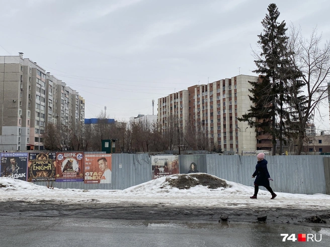 Здесь еще недавно была автостоянка. Машины убрали, землю разрыли, а забор остался прежний. Видимо, чтобы минимизировать затраты | Источник: Виталий Гущинский