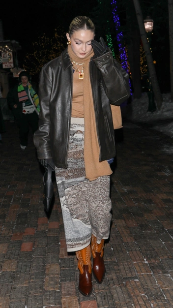 Джиджи Хадид знает, как создать винтажный образ — вам лишь нужна такая же кожаная куртка | marieclaire.ru