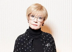 Изящная Вера Алентова, игривая Ирина Пегова, мама Тимати в спортивном аутфите на премьере «Плохие хорошие»