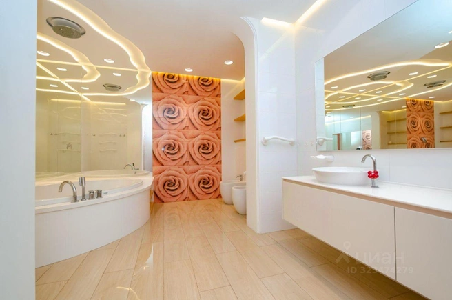 Ванная комната украшена плиткой с розами | Источник: Агентство недвижимости «Наталья Широкова»/ N1