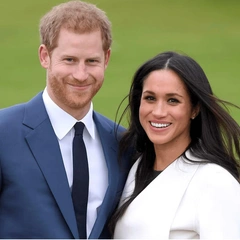 Черная водолазка на смену глубокому декольте: Меган Маркл заподозрили в беременности на юбилее Крис Дженнер