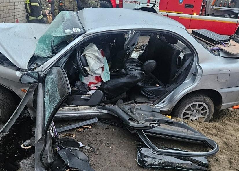 В Ульяновске водитель погиб в лобовом ДТП, дети госпитализированы
