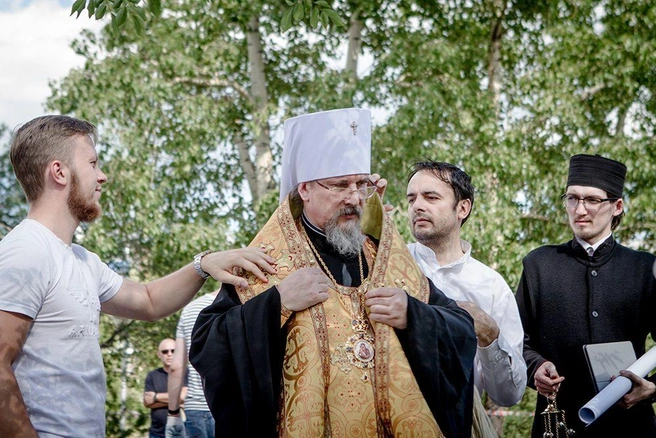 Епископ Димитрий надевает обряд перед молебном | Источник: Анна Хвостова