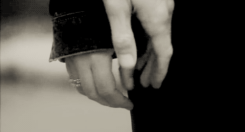 Hold my hand: как понять, что он к тебе чувствует по тому, как вы держитесь за руки