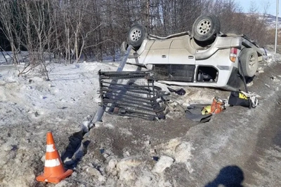 В Магадане водитель «Тойоты» опрокинул авто после наезда на опору