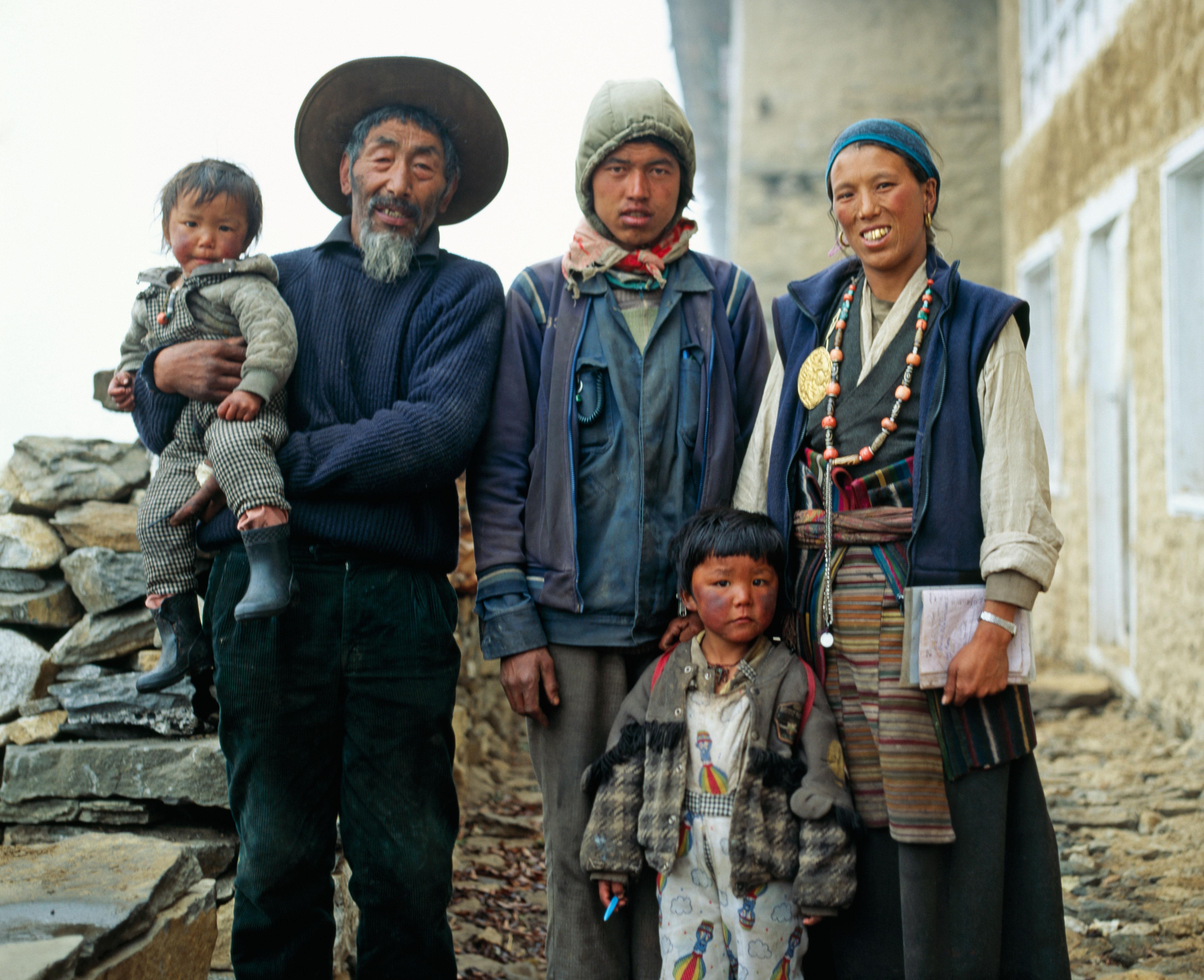 Как мужчины в Непале делят одну жену и почему это всех устраивает