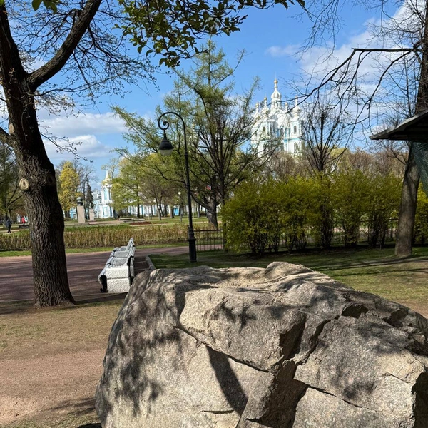 Закладной камень монумента героям СВО в парке Смольного | Источник: Ассоциация импортозамещающих предприятий