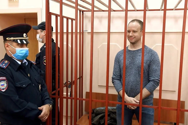 Левченко приговорили к 6 годам колонии, но он вышел по УДО | Источник: Дмитрий Духанин / «Коммерсантъ»